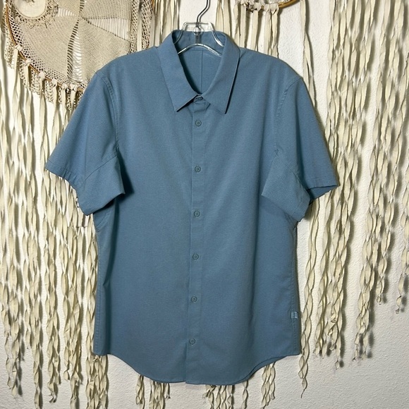 Lululemon Men's Button Down Ripstop/Vented Material Short Sleeve Top L/XL - Picture 1 of 8